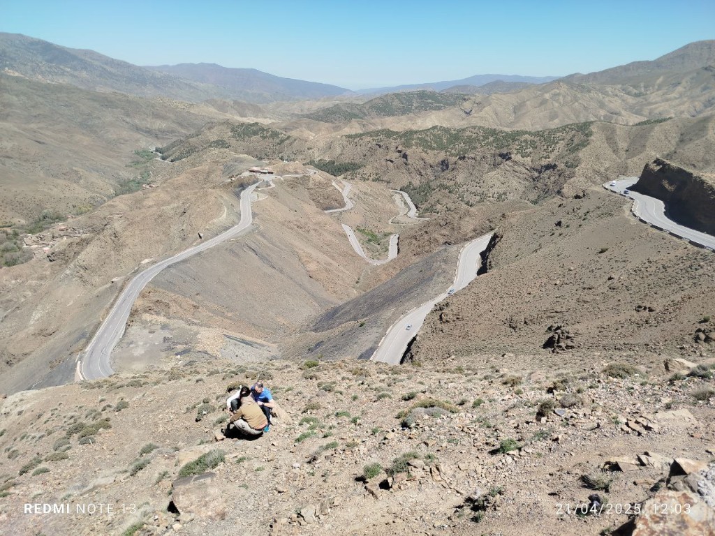 Route sinueuse dans le Haut Atlas